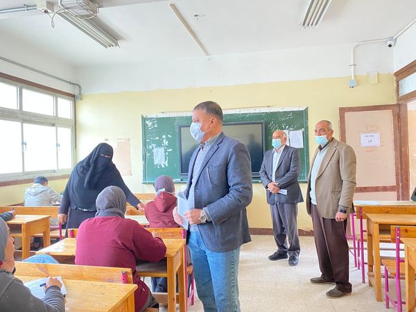طلاب الصف الأول الثانوي بالإسماعيلية يؤدون امتحان المواد غير المضافة للمجموع..صور