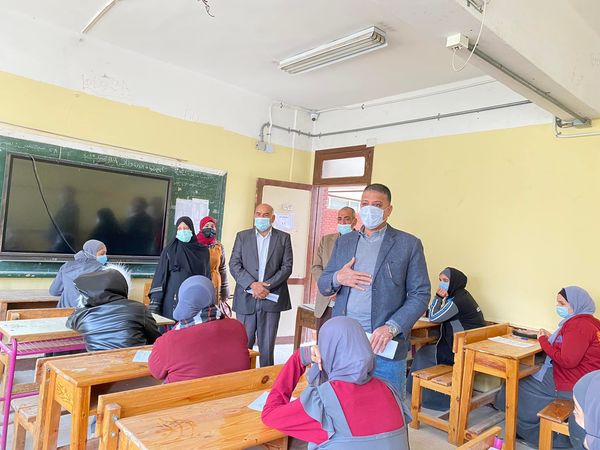 طلاب الصف الأول الثانوي بالإسماعيلية يؤدون امتحان المواد غير المضافة للمجموع..صور