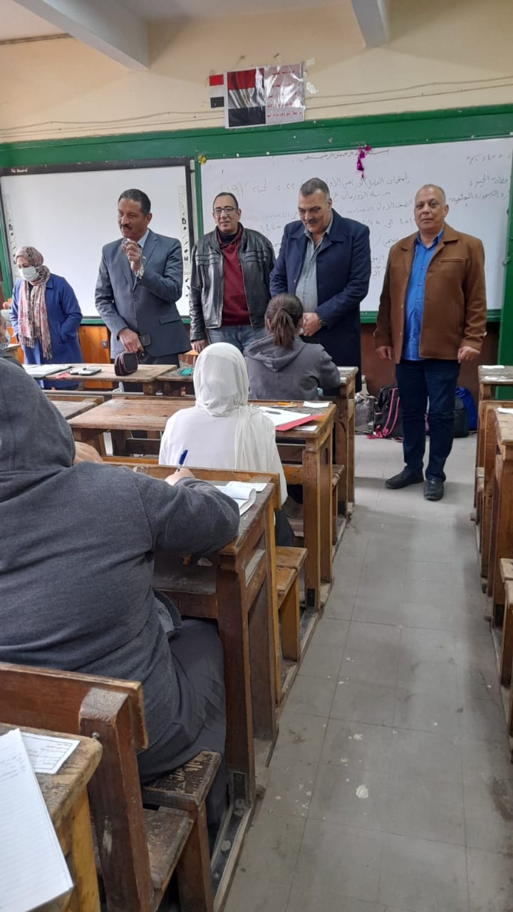مُدير تعليم الجيزة يُتابِعُ سَيرَ الامتحانات بمَدارِس العَجوزة 
