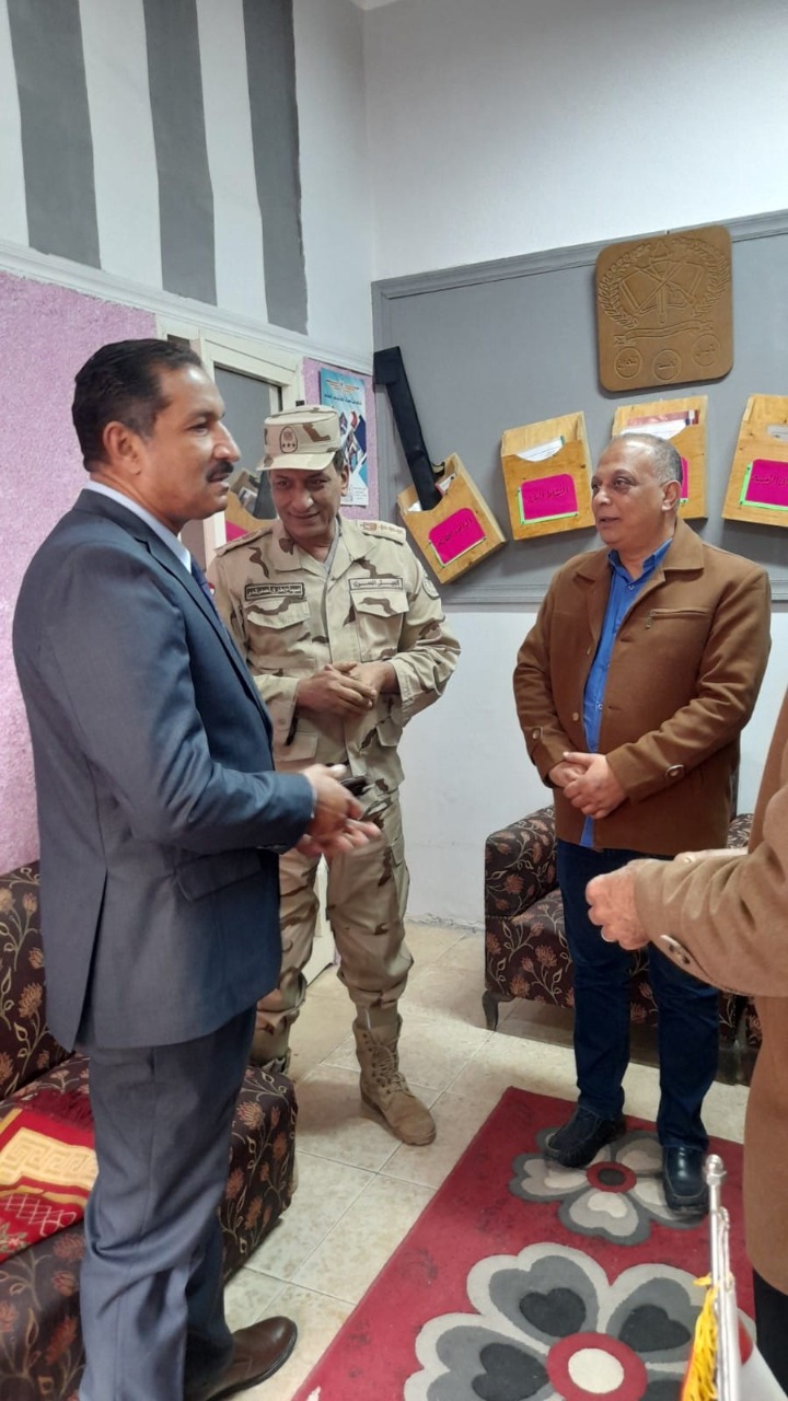 مُدير تعليم الجيزة يُتابِعُ سَيرَ الامتحانات بمَدارِس العَجوزة 