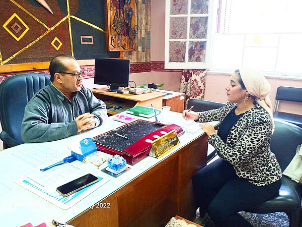 محررة يوابة الجمهورية مع وكيل المدرسة