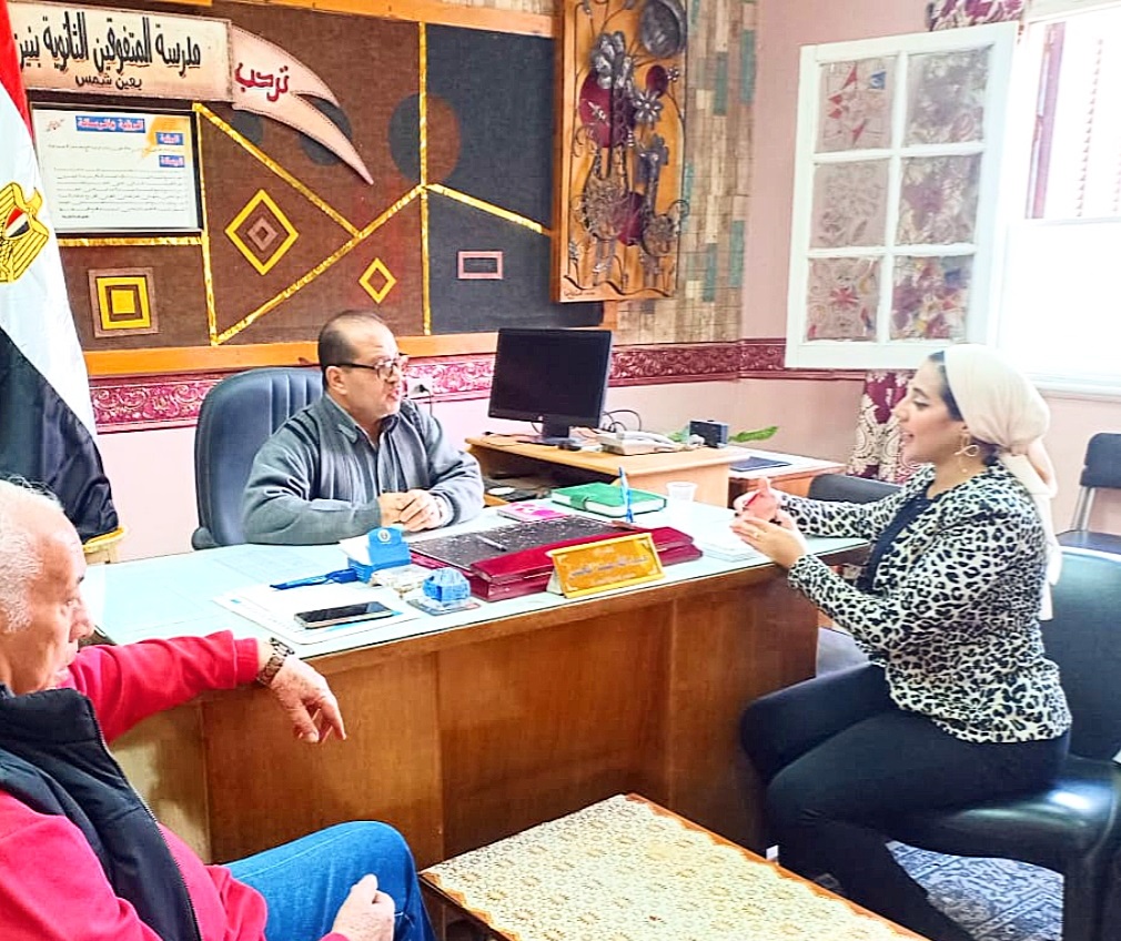 محررة يوابة الجمهورية مع وكيل المدرسة