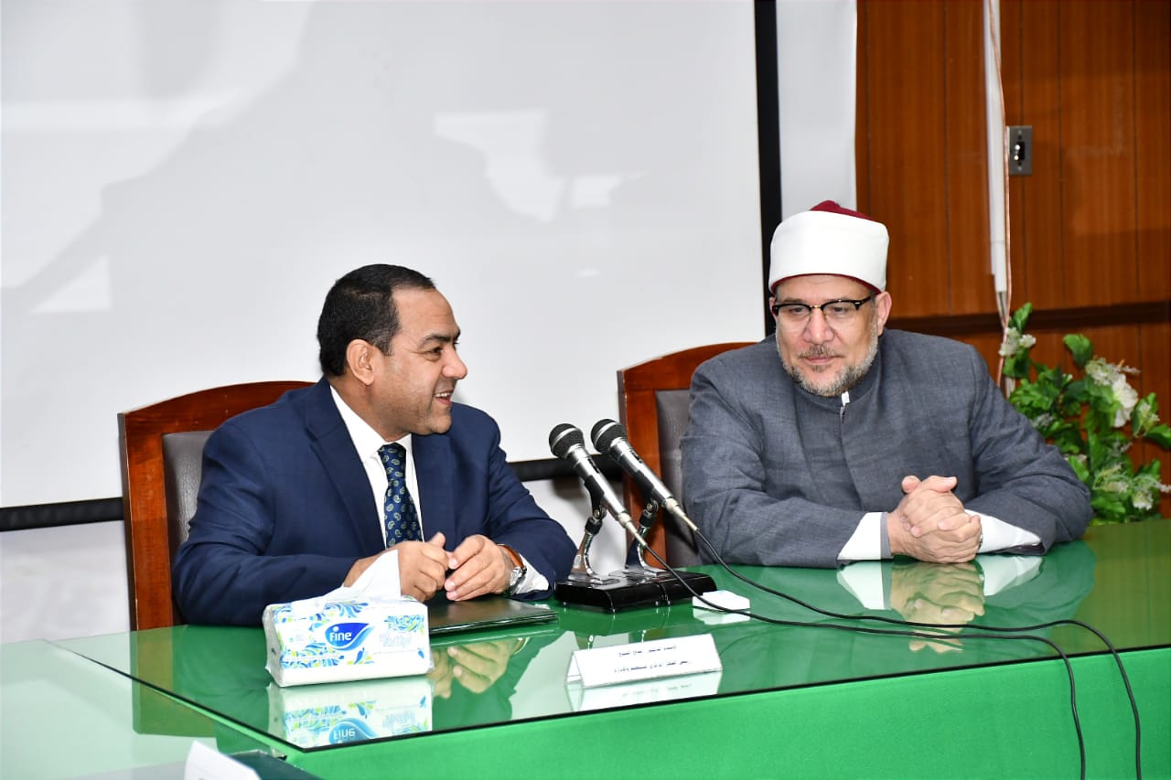رئيس الجهاز المركزي للتنظيم والإدارة يسلم الاوقاف نتيجة الأئمة 20
