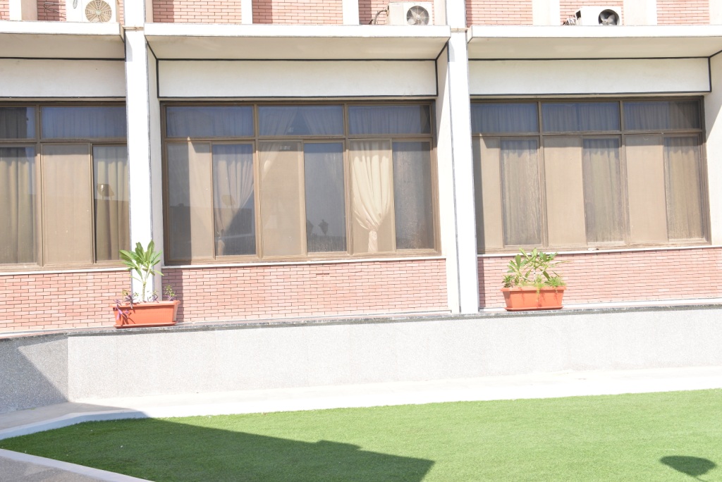  جامعة أسيوط تجرى أعمال تزيين وتجميل لمبناها الإداري