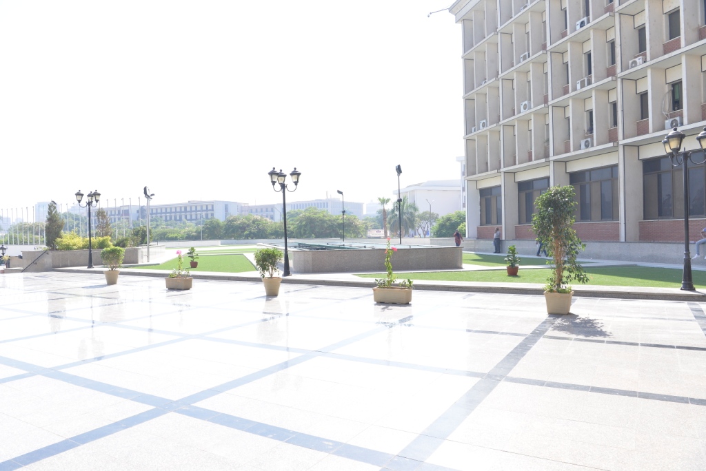  جامعة أسيوط تجرى أعمال تزيين وتجميل لمبناها الإداري