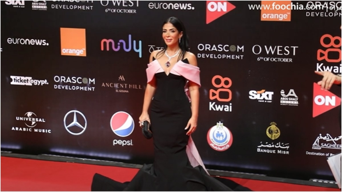 منى زكى ننالق على الريد كاربت بفستان اسود فى بمبى .. صور