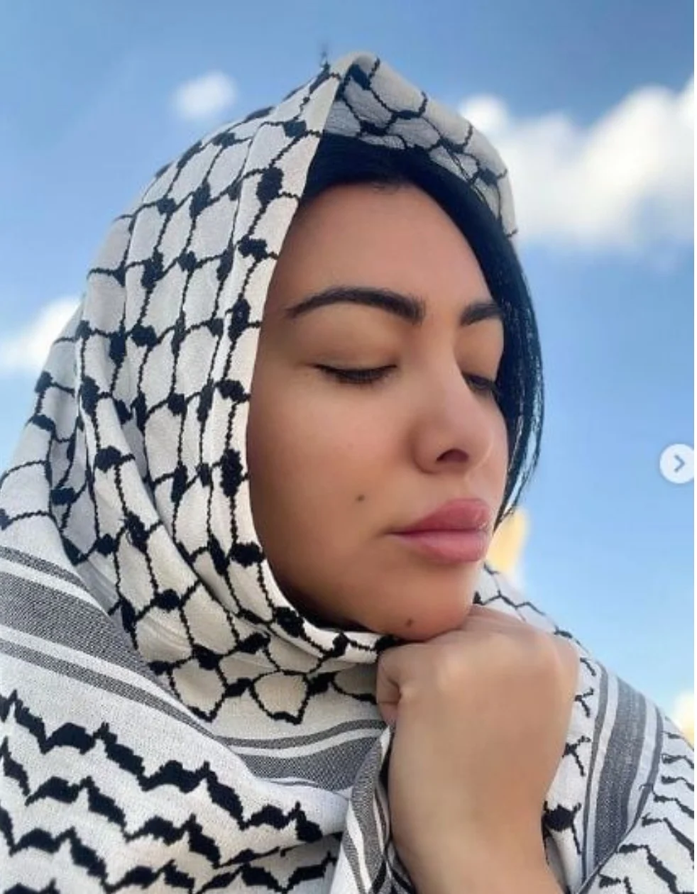 بـ الشال الفلسطينى.. ميرهان حسين تدعم الشعب الفلسطيني