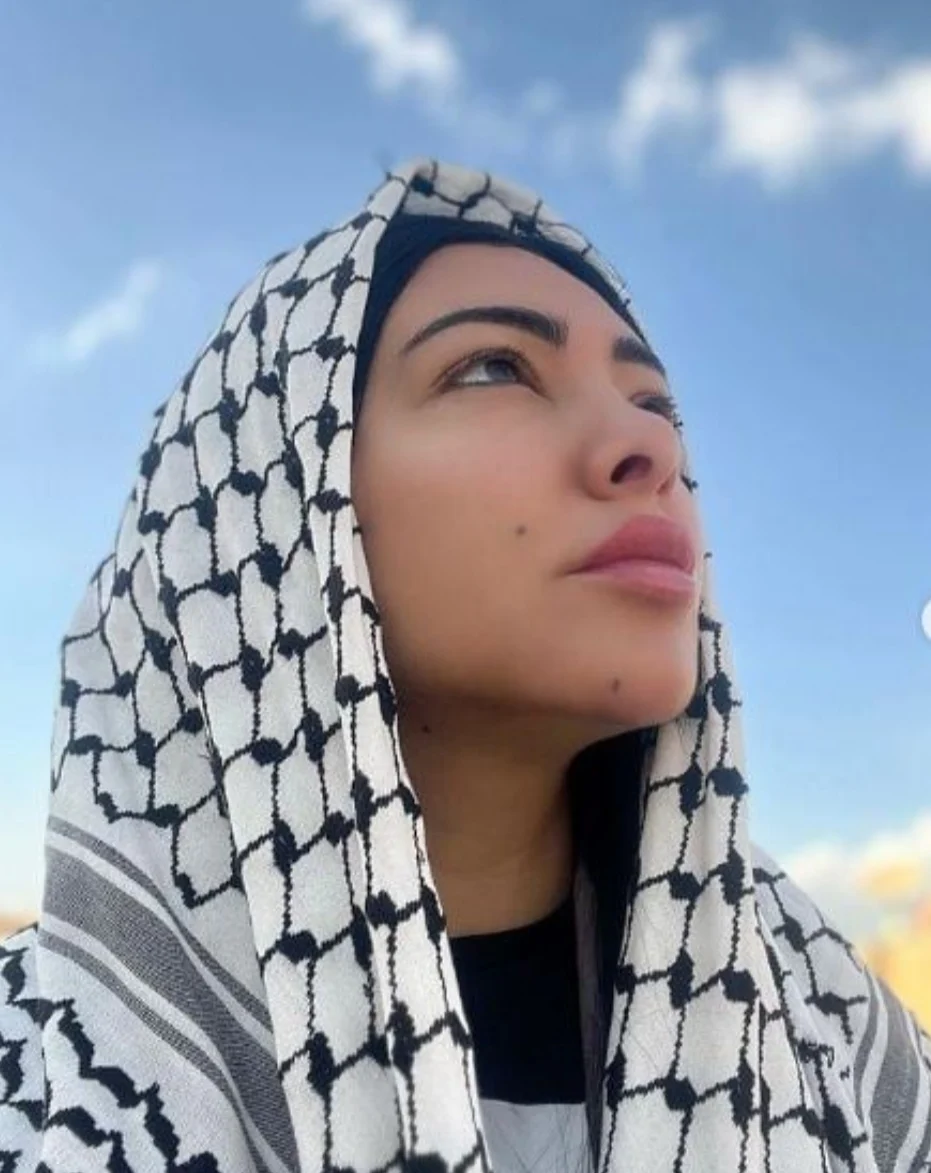 بـ الشال الفلسطينى.. ميرهان حسين تدعم الشعب الفلسطيني