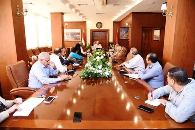 محافظ بورسعيد يشكل لجنة للمرور علي مصنع التغذية المدرسية بالصور