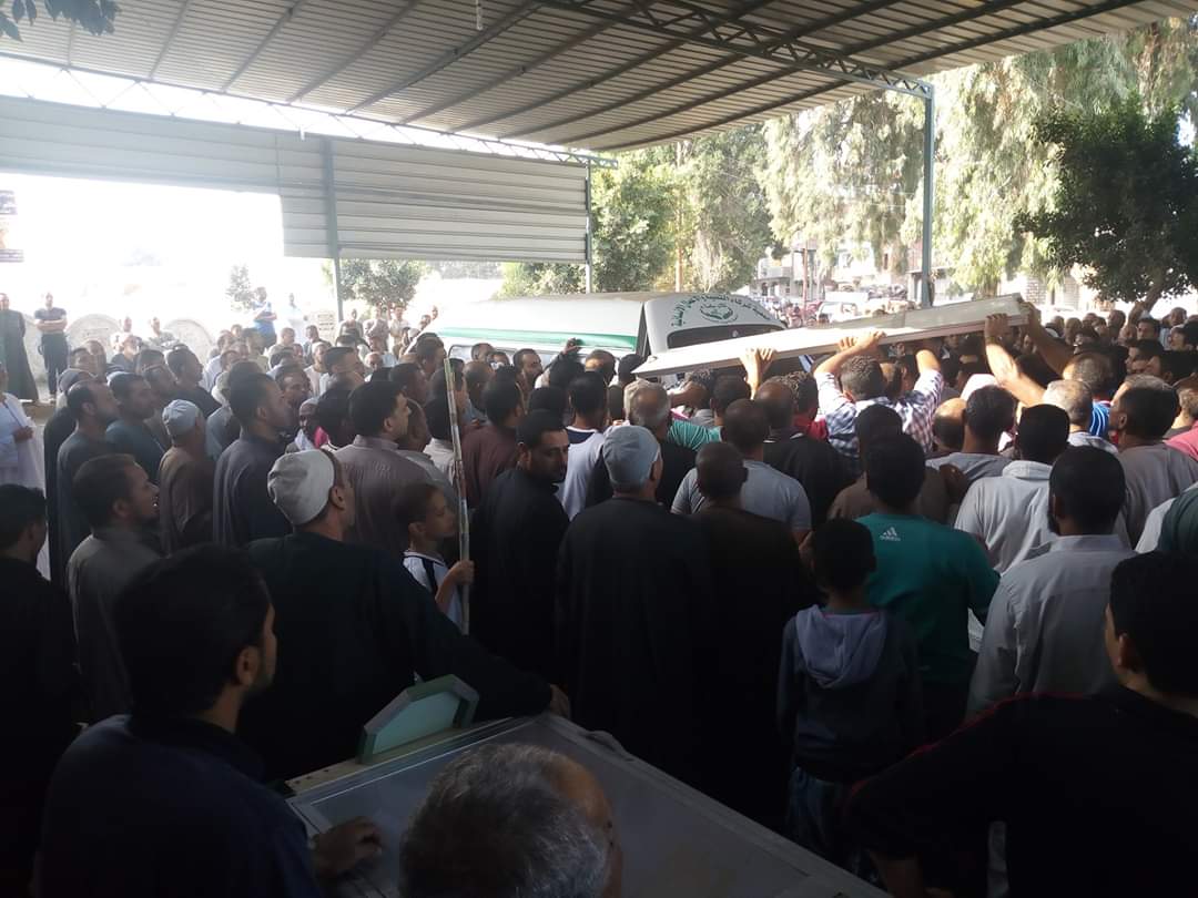 بالصور .. اهالي الطود يشيعون جثامين 2 من ضحايا حادث ايتاى البارود