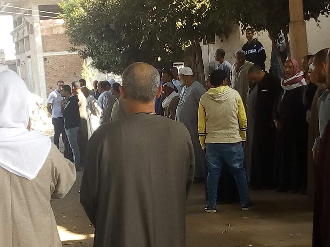 بالصور .. اهالي الطود يشيعون جثامين 2 من ضحايا حادث ايتاى البارود