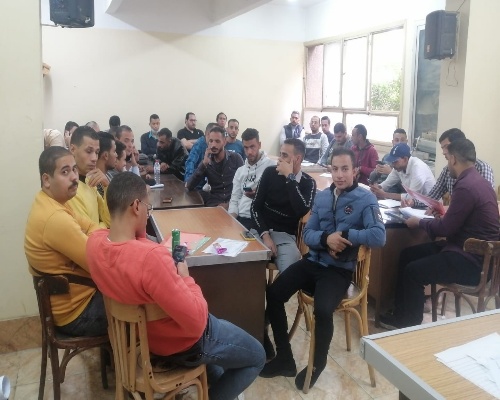 القوى العاملة: تحرير عقود عمل للشباب بأسيوط.. صور