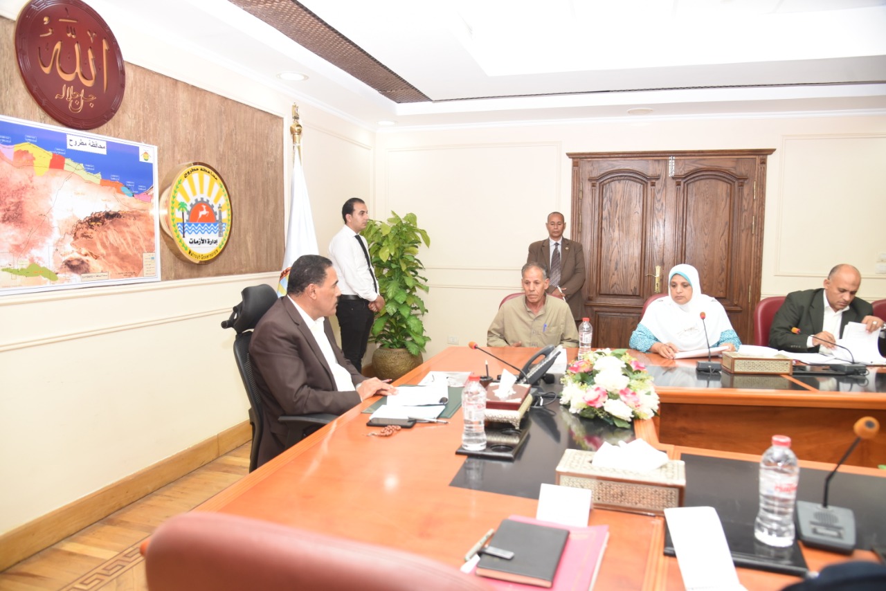 محافظ مطروح يستمع لمطالب المواطنين بلقاء خدمة المواطنين