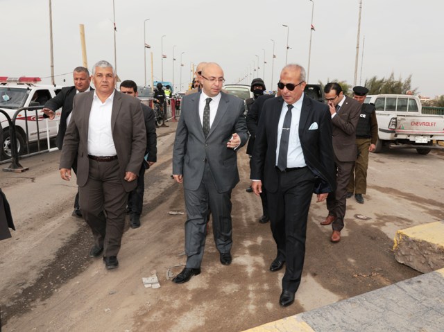 محافظة بنى سويف ومدير الأمن يتابعان  الحركة المرورية  بكوبرى النيل