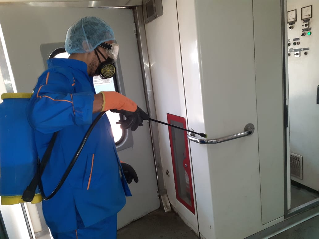 استمرار التعقيم والإجراءات الاحترازية بالقطارات والمترو والمحطات 