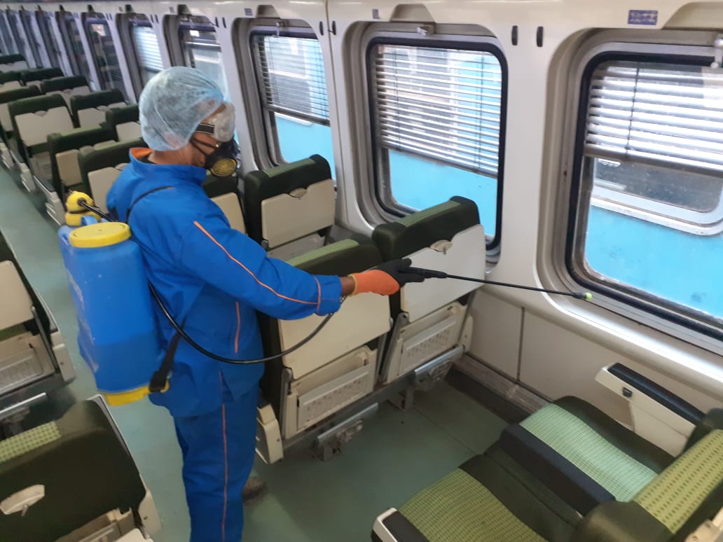 استمرار التعقيم والإجراءات الاحترازية بالقطارات والمترو والمحطات 