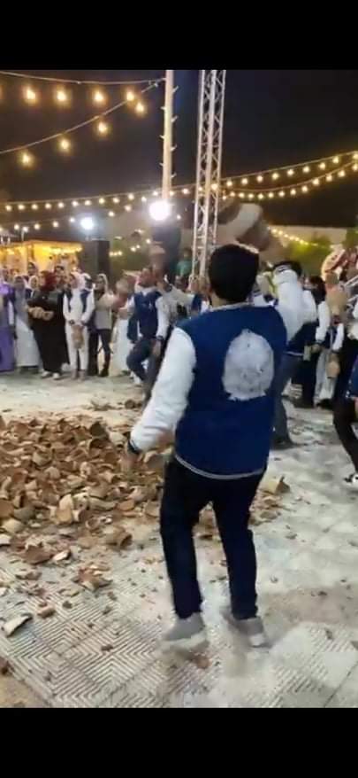 خريجى الدفعة التاسعة بطب قنا يحتفلون على طريقة اغنية  أبويا  وصاني 