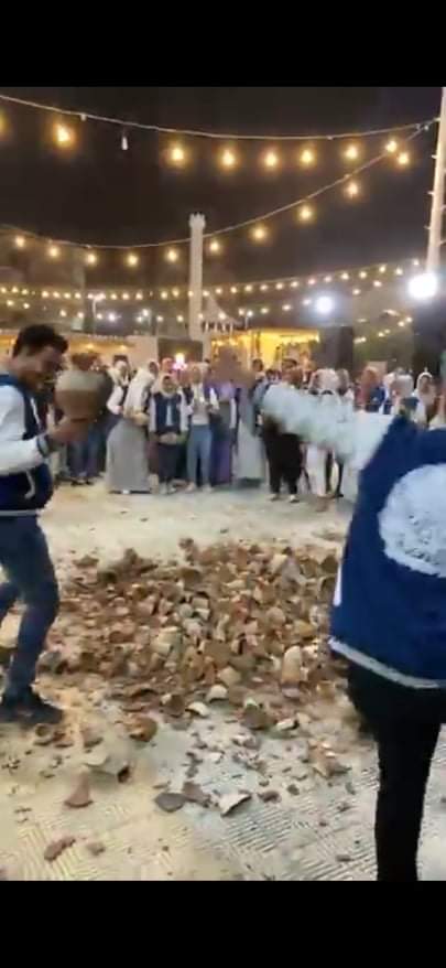 خريجى الدفعة التاسعة بطب قنا يحتفلون على طريقة اغنية  أبويا  وصاني 