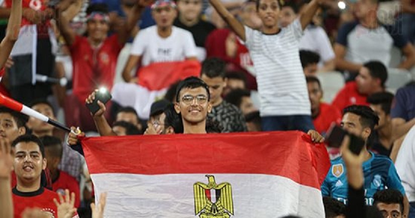 الجماهير المصرية تشعل المدرجات قبل مواجهة تونس.. شاهد