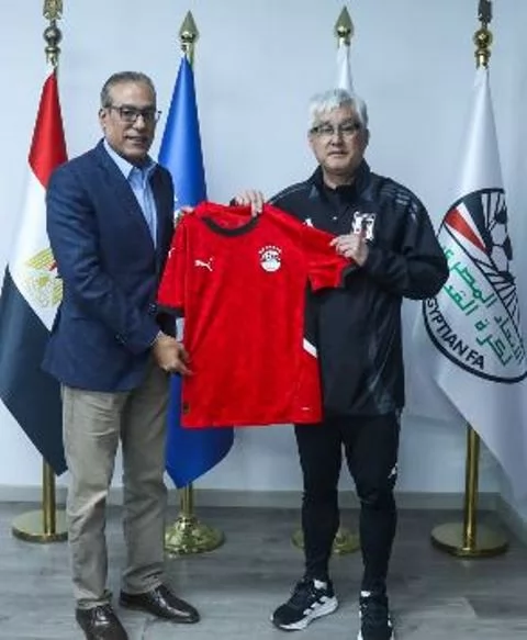 مصطفى عزام يستقبل رئيس بعثة منتخب اليابان ويتبادلان الدروع 