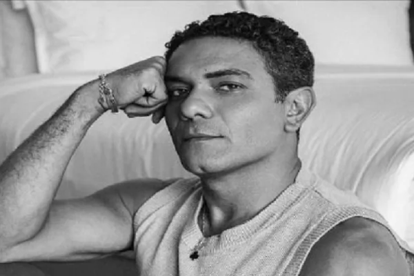 آسر ياسين بشخصيتن في " إن غاب القط" 