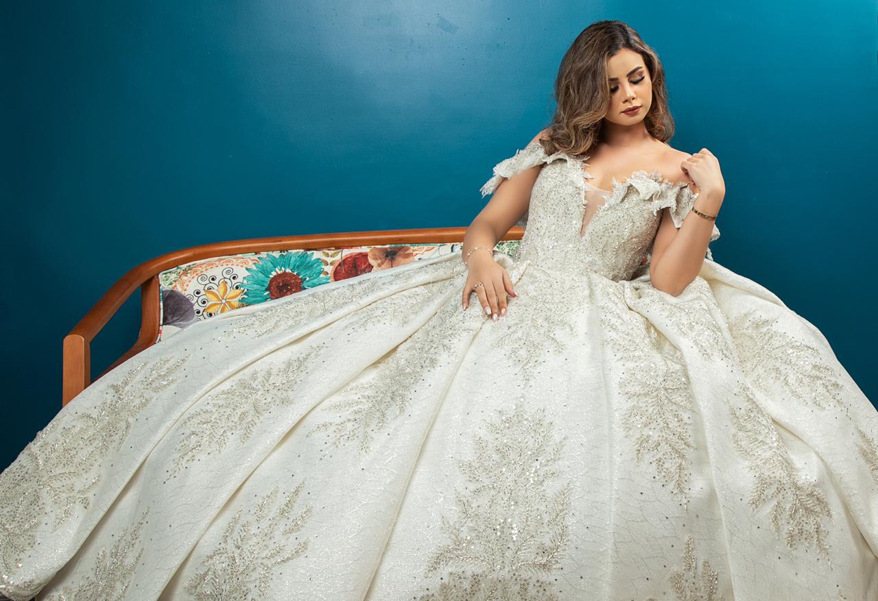 منة عرفة تتألق بفستان زفاف من تصميم سماح القاسم.. صور