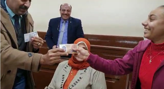 الطالبة ملك تتسلم مكافأة مالية من الدكتور محمود الفولى