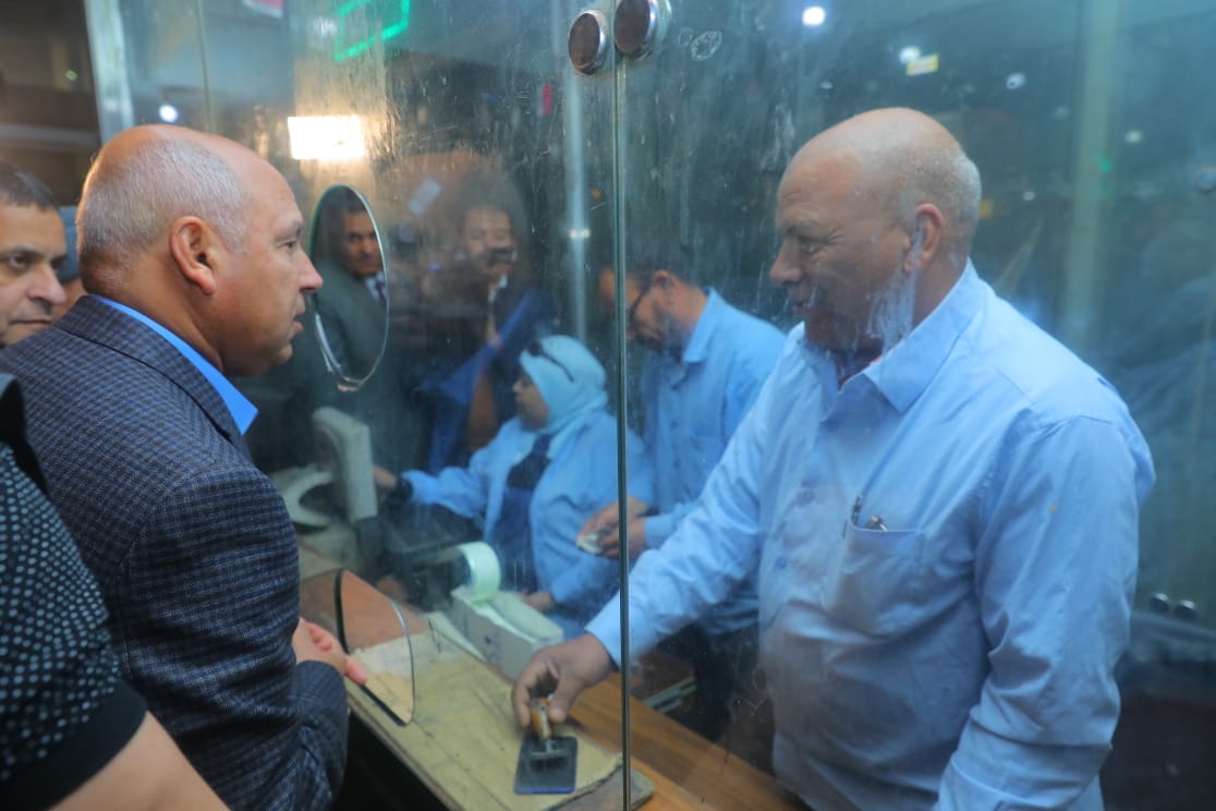 وزير النقل يتفقد محطة مصر في السابعة صباحا لمتابعة مستوى الخدمة