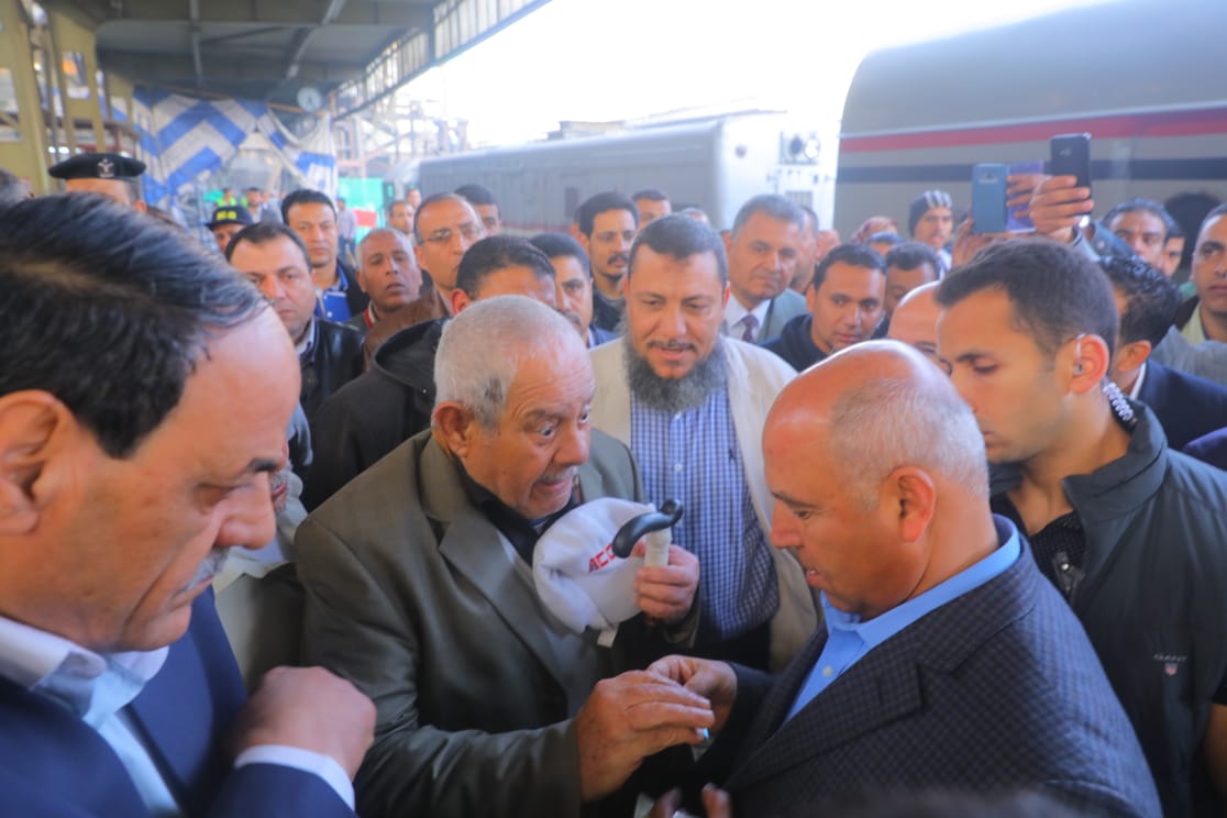 وزير النقل يتفقد محطة مصر في السابعة صباحا لمتابعة مستوى الخدمة