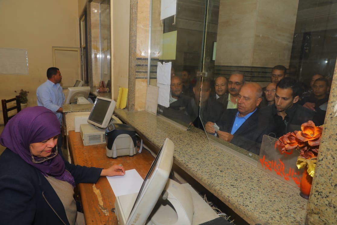 وزير النقل يتفقد محطة مصر في السابعة صباحا لمتابعة مستوى الخدمة