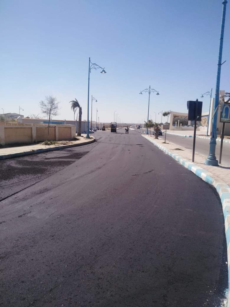 رصف منطقة عمارات الروضة وطريق الخروبة بمرسي مطروح.صور