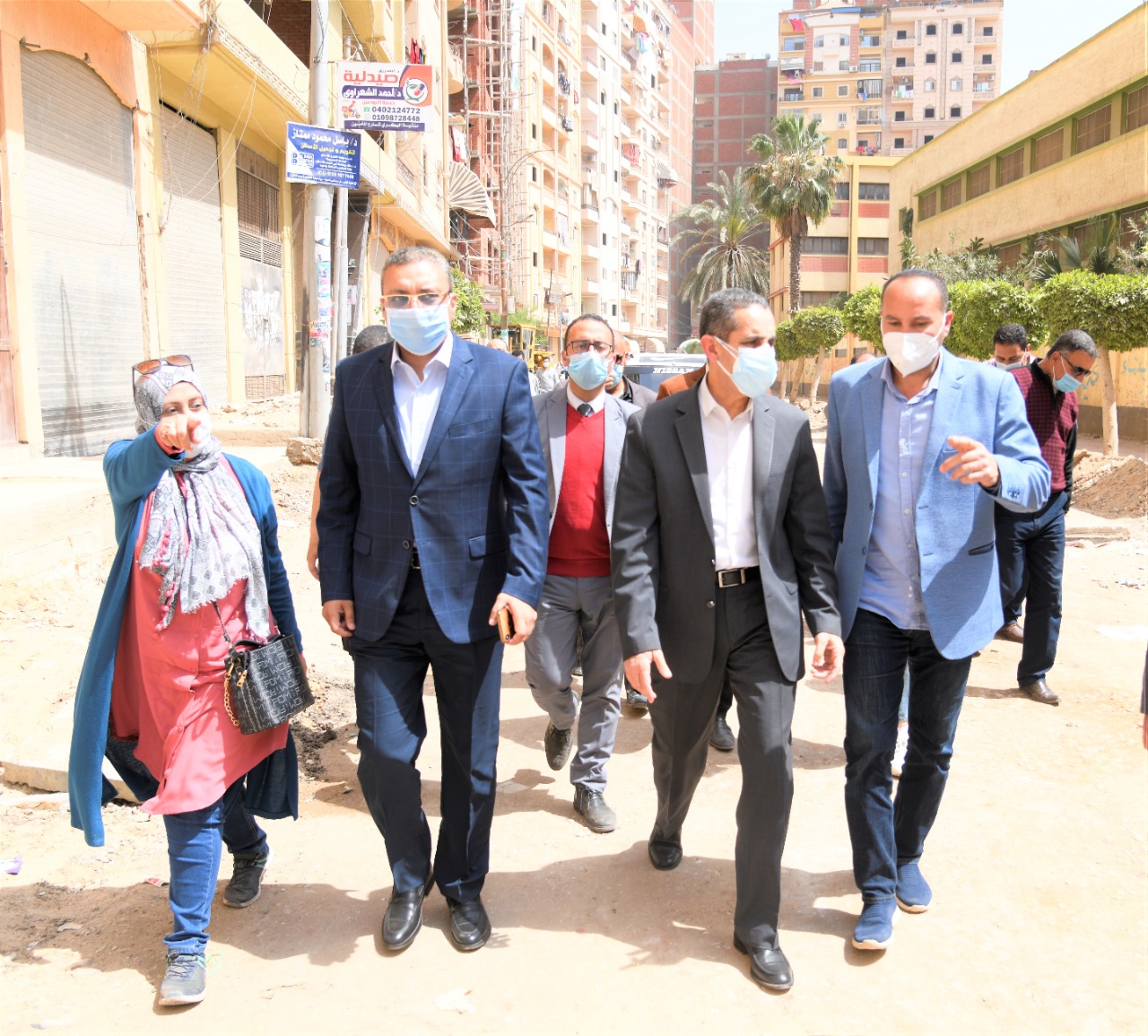 محافظ الغربية يتابع عمليات الرصف ويجتمع بقيادات المحلة -صور