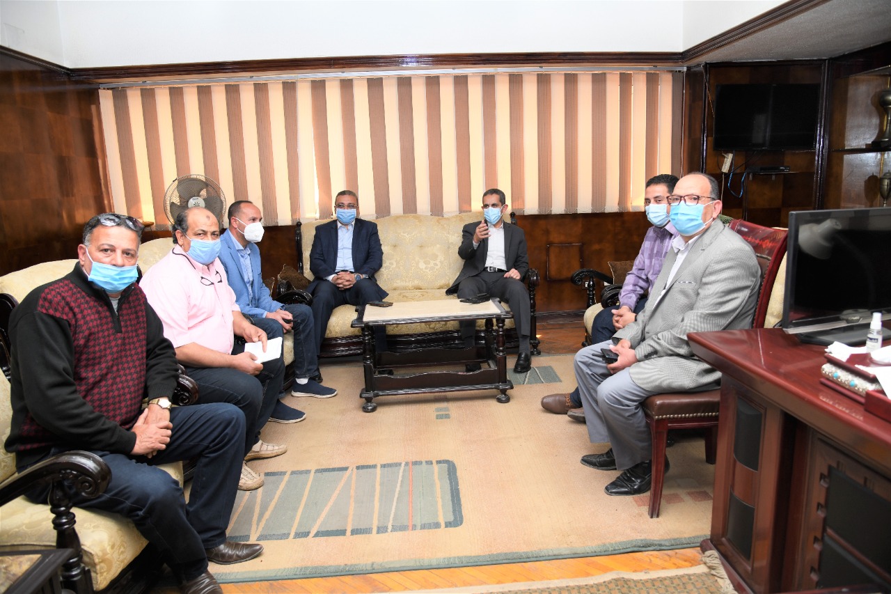 محافظ الغربية يتابع عمليات الرصف ويجتمع بقيادات المحلة -صور