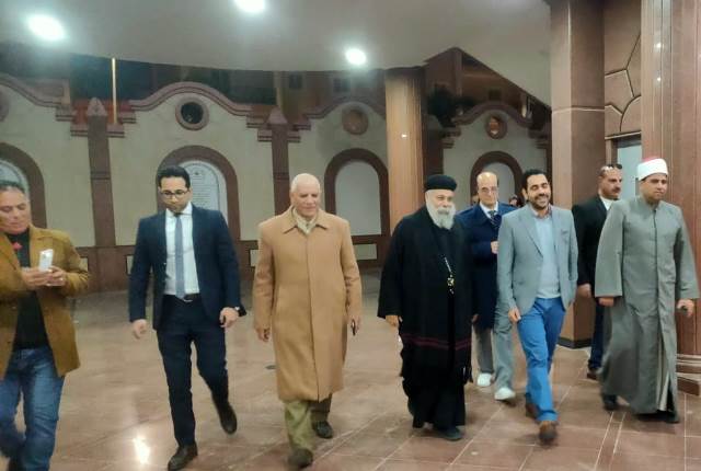قيادات جهاز النوبارية يقدمون التهنئة للمسيحين فى أعياد القيامة