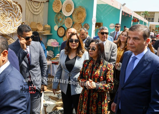 وزيرة التنمية المحلية خلال افتتاح معرض ديارنا زهور الربيع