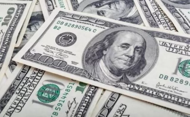الدولار يتراجع لأدنى مستوى في 6 أسابيع 