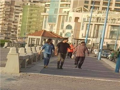 شاهد.. ابو هشيمة وياسمين صبرى على كورنيش اسكندرية