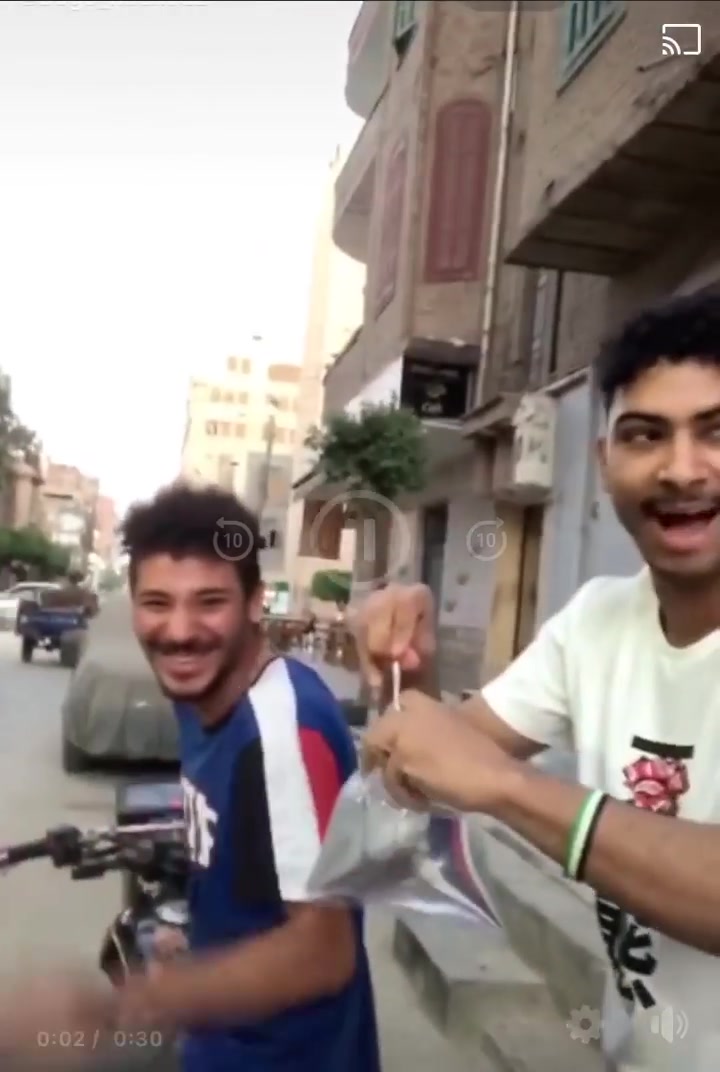 شباب يلقون بأكياس المياه على المواطنين بشبين الكوم