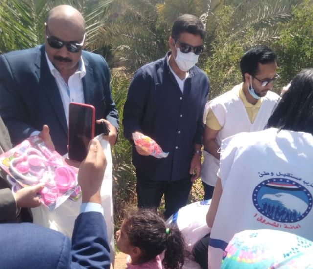 الحناوى وقيادات مستقبل وطن الشروق يوزعون هدايا عيد الفطر على أطفال المدينة.. بالصور
