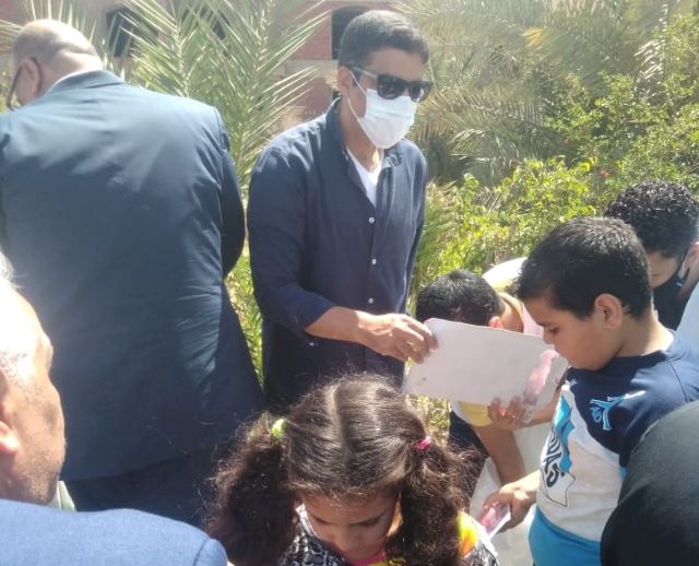 الحناوى وقيادات مستقبل وطن الشروق يوزعون هدايا عيد الفطر على أطفال المدينة.. بالصور