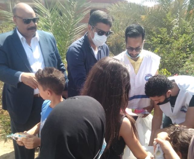 الحناوى وقيادات مستقبل وطن الشروق يوزعون هدايا عيد الفطر على أطفال المدينة.. بالصور