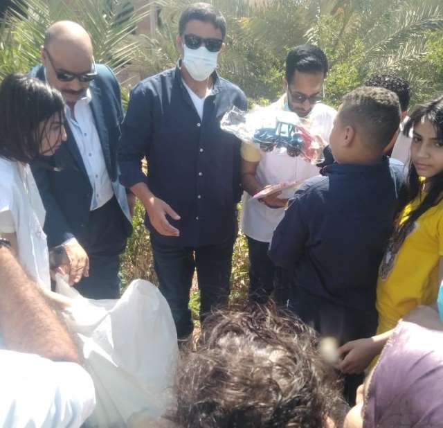 الحناوى وقيادات مستقبل وطن الشروق يوزعون هدايا عيد الفطر على أطفال المدينة.. بالصور