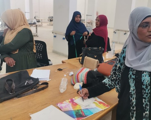 دورة تدريبية على مهنة التفصيل والخياطة لفتيات الاقصر