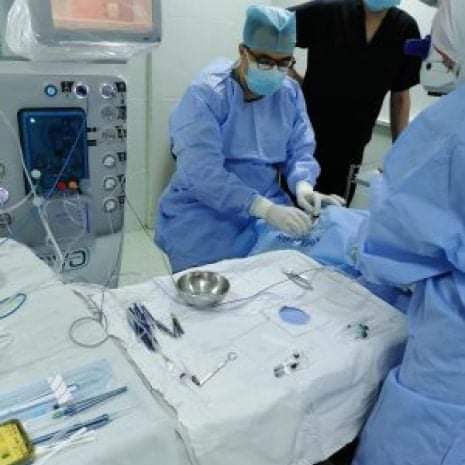  إنقاذ مصاب كورونا من فقدان البصر بعد إستخراج جسم زجاجى من عينه
