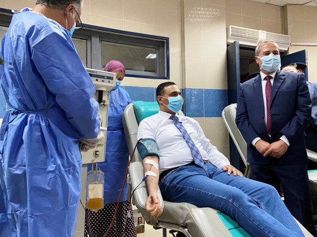 محافظ الدقهلية يتبرع ببلازما الدم لمرضي كورونا.. بالصور