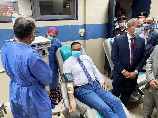 محافظ الدقهلية يتبرع ببلازما الدم لمرضي كورونا.. بالصور