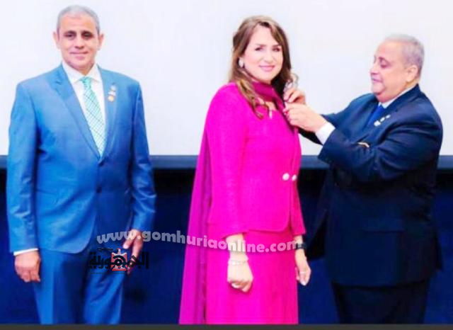 محافظ روتارى مصر يسلم الشارة لوفاء العمروسى رئيس النادى الجديد