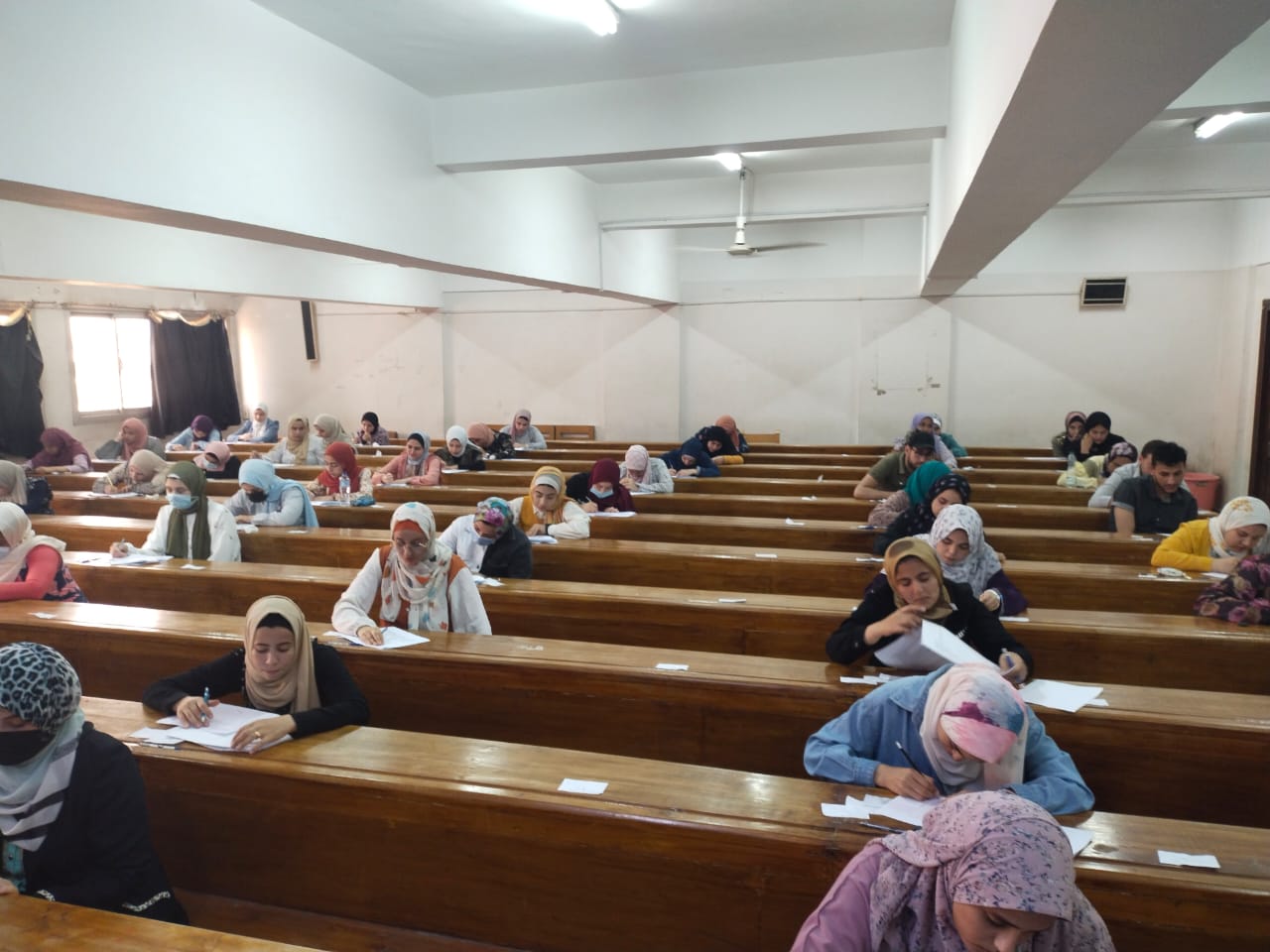  نائب رئيس جامعة الزقازيق يتابع سير امتحانات الفصل الدراسى الثانى بكلية التمريض