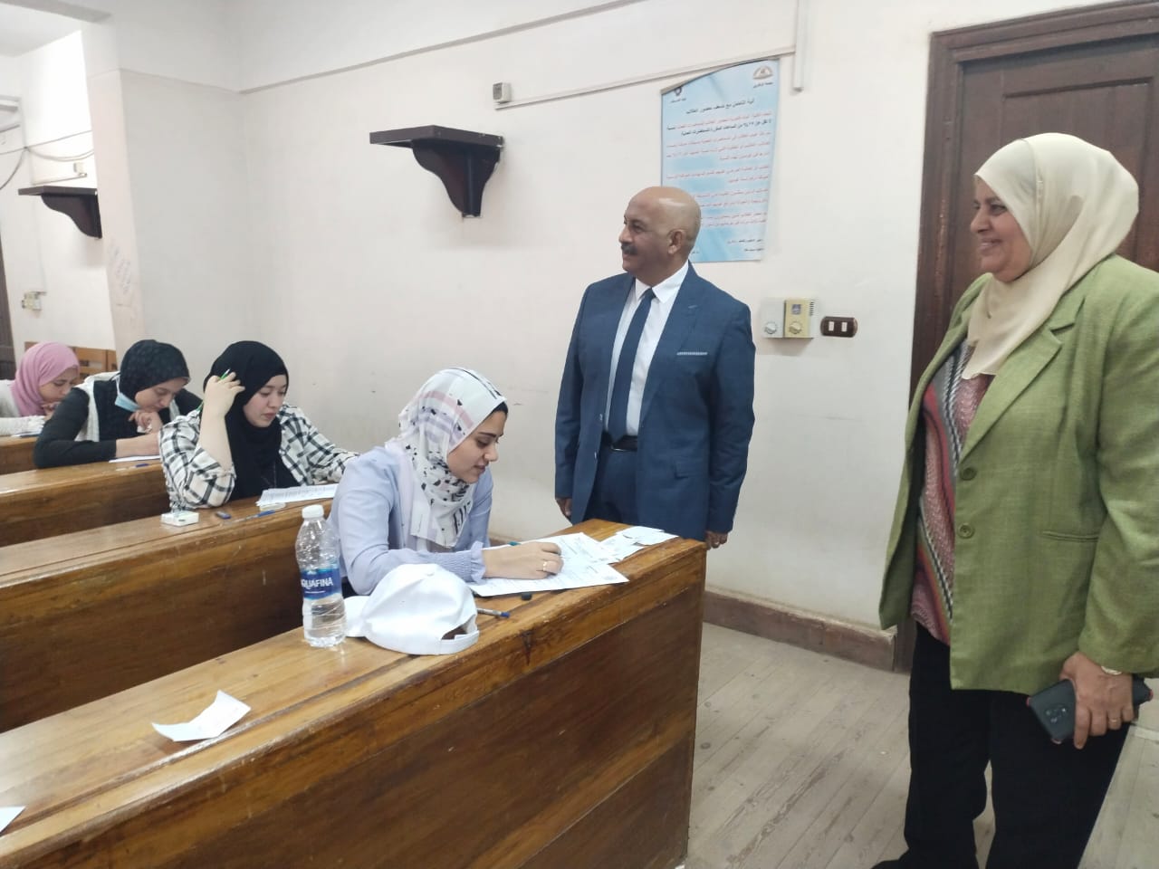  نائب رئيس جامعة الزقازيق يتابع سير امتحانات الفصل الدراسى الثانى بكلية التمريض