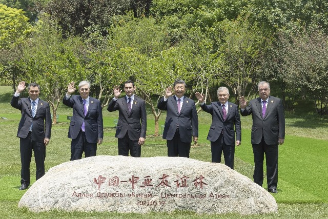 في الصورة الملتقطة يوم 19 مايو 2023 الرئيس الصيني شي جين بينغ، وزعماء دول آسيا الوسطى الخمس يزرعون ست أشجار رمان تمثل التضامن والتعاون الوثيقين بين الصين وآسيا الوسطى بعد قمة الصين آسيا الوسطى في نسختها الأولى فى شيان بمقاطعة شنشى شمال غربي الصين (شينخوا)
